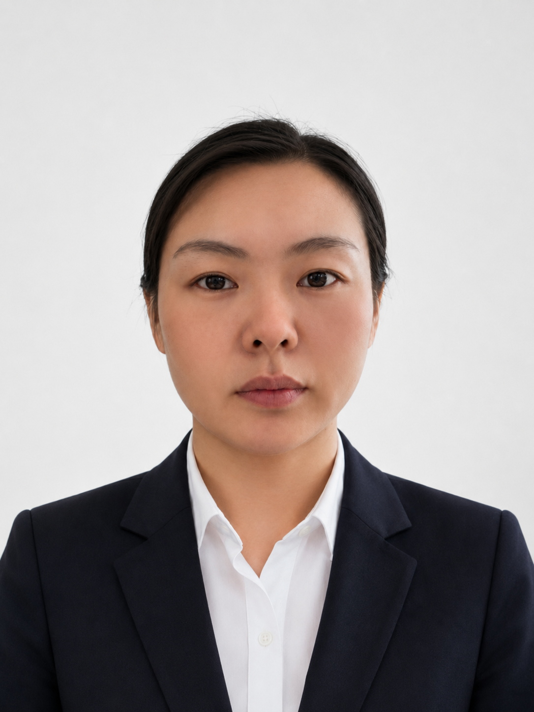 四十五岁左右女性律师头像，穿职业套装，背景简洁，面带微笑，专业干练